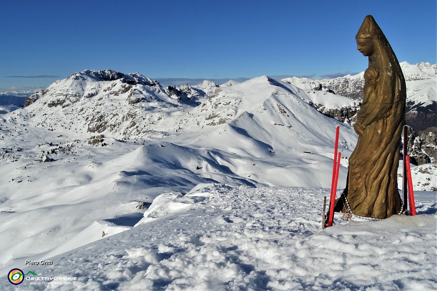 01 Alla Madonnina del Sodadura (2011 m), emergente dalla neve con vista sui Piani d'Artavaggio e verso Zuccone Campelli e Cima di Piazzo.JPG